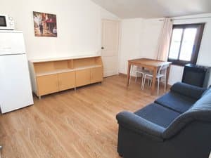 Salón comedor con sofá y mesa