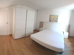 Dormitorio con cama de matrimonio y armario blanco