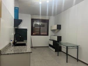Zona de cocina con fregadero y ventana al fondo