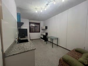 Espacio con encimera, mesa y sofá