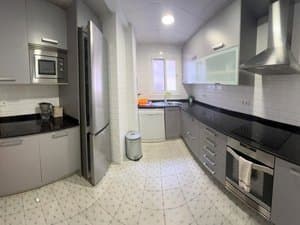 Cocina con horno, microondas y frigorífico de acero