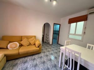 Salón con sofá, mesa y ventana