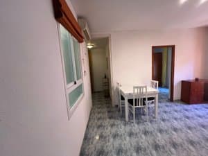 Comedor con mesa y puertas a las habitaciones