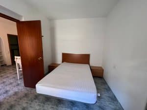Dormitorio con cama y mesita de noche