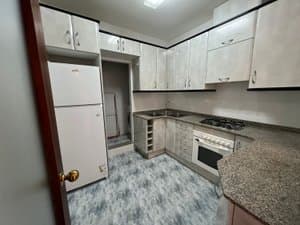 Cocina equipada con frigorífico, horno y placa