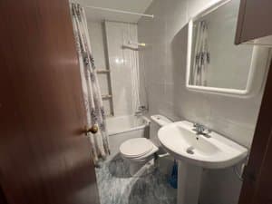 Baño con bañera, lavabo e inodoro
