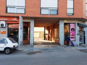 Entrada al garaje bajo un edificio de ladrillo