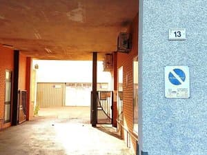 Acceso al garaje con la plaza al fondo