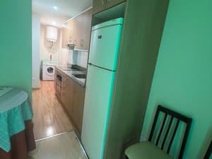 Cocina alargada con lavadora y termo