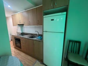 Cocina con horno, placa y frigorífico