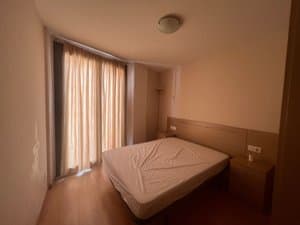 Dormitorio con cama de matrimonio y ventana