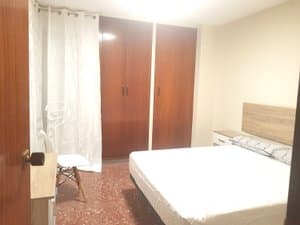 Dormitorio con cama de matrimonio y armario empotrado