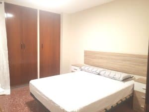 Dormitorio con cama de matrimonio y mesitas de noche