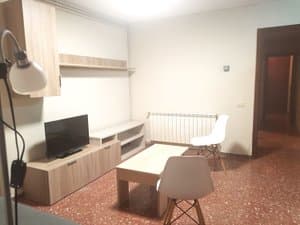 Salón con mueble de televisión y mesa baja