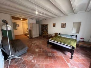 Habitación amplia con cama doble y vigas de madera
