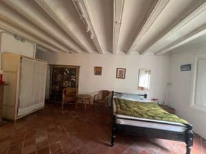 Habitación con cama doble, armario y butacas