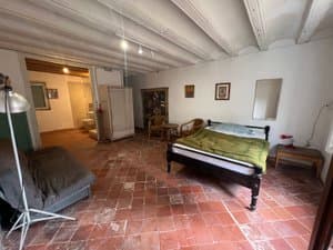 Habitación con cama, sofá y lámpara de pie