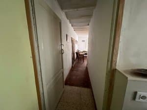 Pasillo del piso con puertas de madera