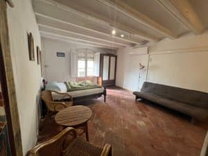 Habitación con cama, sofá y mesa de mimbre