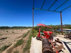Maquinaria agrícola junto a los campos