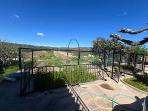 Zona vallada con vistas a los campos