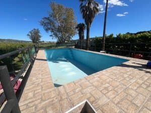 Piscina con solárium de baldosas