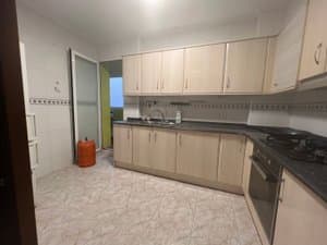 Cocina con muebles claros y horno