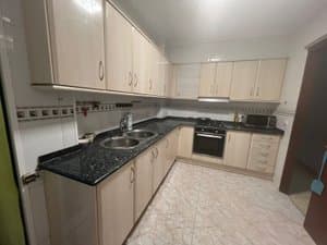 Cocina con encimera de granito y doble fregadero