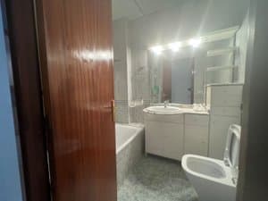Baño con bañera, mueble de lavabo y bidé