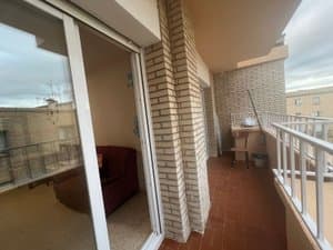 Terraza con barandilla junto al salón
