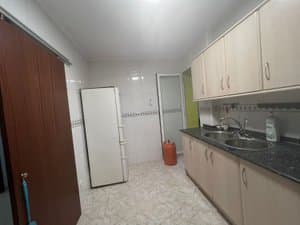 Cocina con frigorífico y puerta corredera