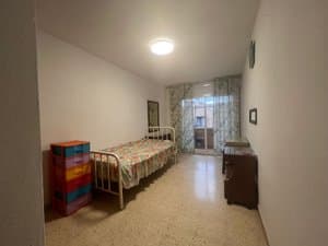Dormitorio con cama individual y salida a la terraza