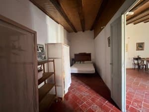 Dormitorio con cama y estantería visto desde la puerta