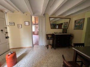 Recibidor con cómoda, espejo y cuadros