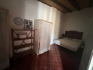 Dormitorio con cama y armario de tela
