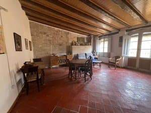 Salón amplio con vigas de madera y balcones