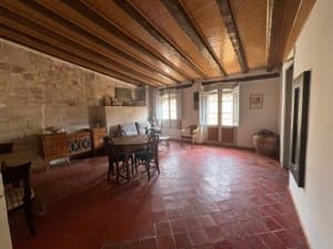 Salón con pared de piedra y mesas