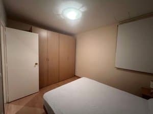 Dormitorio con cama y armario empotrado