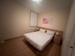 Dormitorio con cama de matrimonio y cuadro