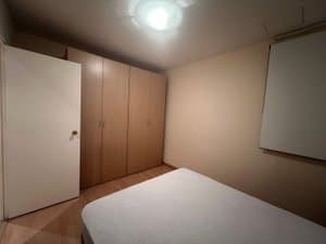 Dormitorio con armario empotrado de madera