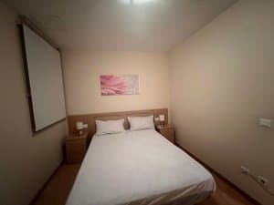 Dormitorio con cama de matrimonio y mesitas