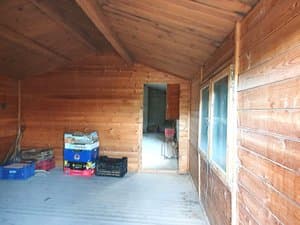 Interior revestido de madera con ventana