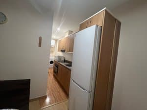 Cocina con frigorífico, horno y lavadora