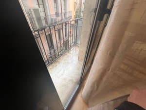 Balcón con barandilla de forja a la calle