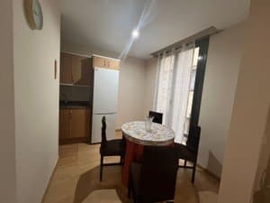 Comedor con mesa y ventanal con cortinas