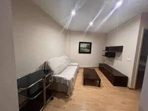 Salón con sofá, mesa baja y mueble de televisión