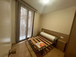 Dormitorio con somier y ventanal