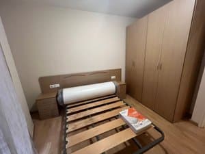 Dormitorio con somier y armario de madera