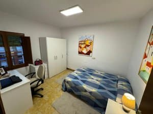 Dormitorio con cama doble y ventana