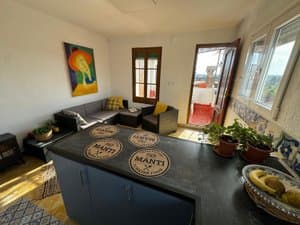 Salón con isla de cocina y ventanas